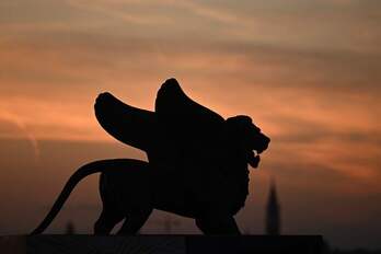 Estatua del león alado, al anochecer. 