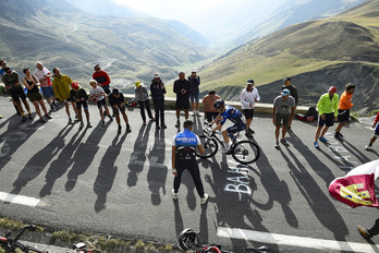 Los aficionados animan a un corredor de la Vuelta durante la etapa de este sábado.