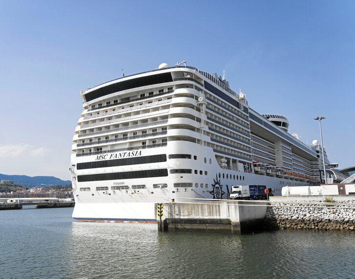 El MSC Fantasia atracado el pasado miércoles en la terminal de cruceros en Getxo.