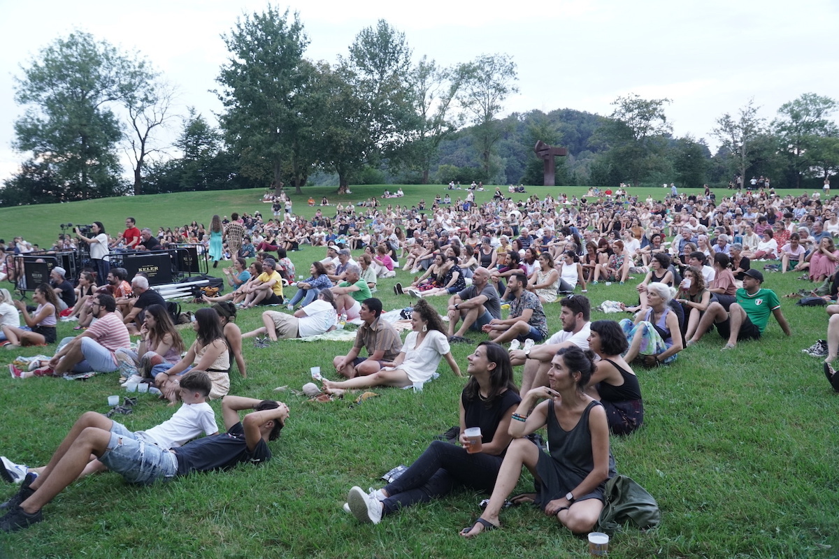 Relax vespertino en el museo al aire libre de Hernani. (Andoni Canellada | Foku)
