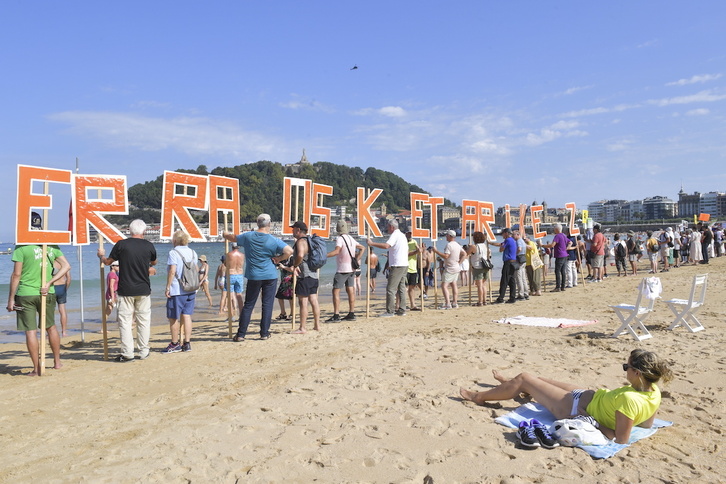 El lema «Errausketarik ez» en la cadena humana en La Concha.