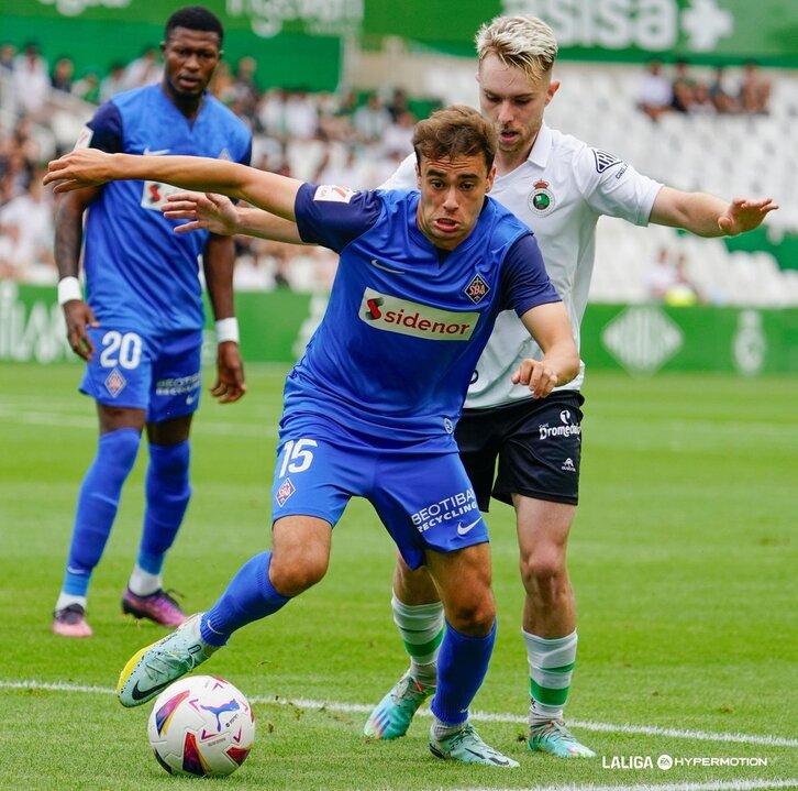 Álvaro Núñez trata de controlar un balón ante la presencia de un rival.