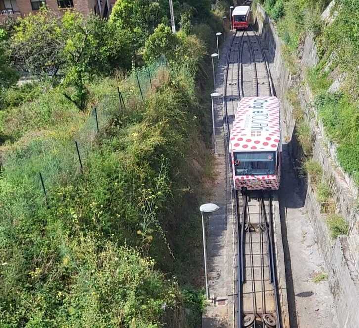 Imagen de los dos vagones del Funicular de Artxanda.