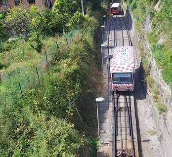 Imagen de los dos vagones del Funicular de Artxanda.