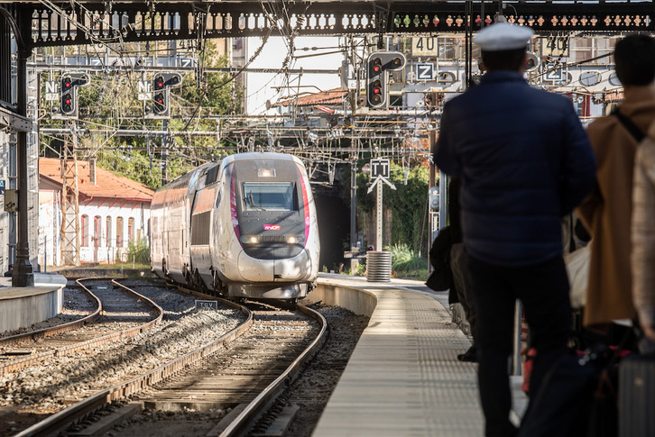 Entrada de un TGV procedente de París en la estación de Baiona.