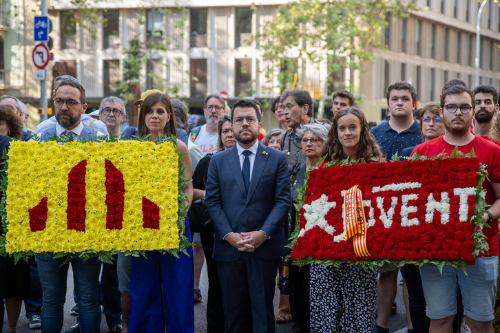 El president de la Generalitat catalana, Pere Aragonès, en la ofrenda floral a Rafael Casanova, junto a cargos de ERC y JERC.