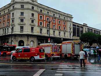 Equipos de emergencia en el centro de Bilbo.