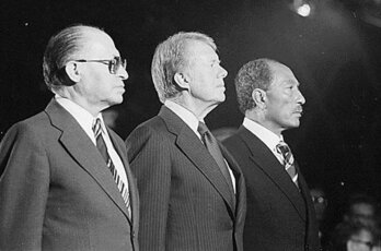 Ezkerretik eskuinera Menahem Begin, Jimmy Carter eta Anuar as Sadat Camp Daviden, AEBetan.