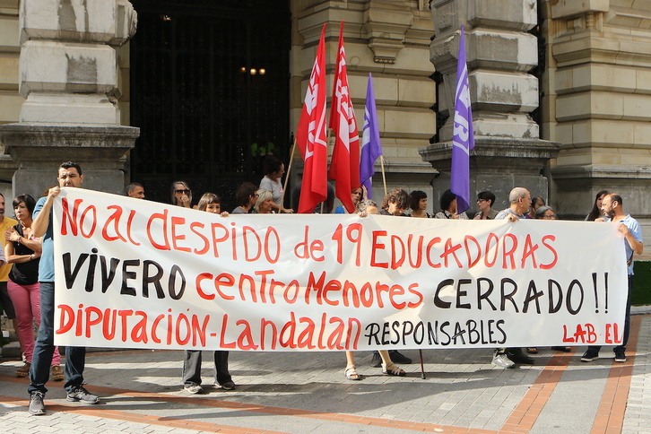 Elkarretaratzea egin dute Bizkaiko Foru Jauregiaren aurrean.