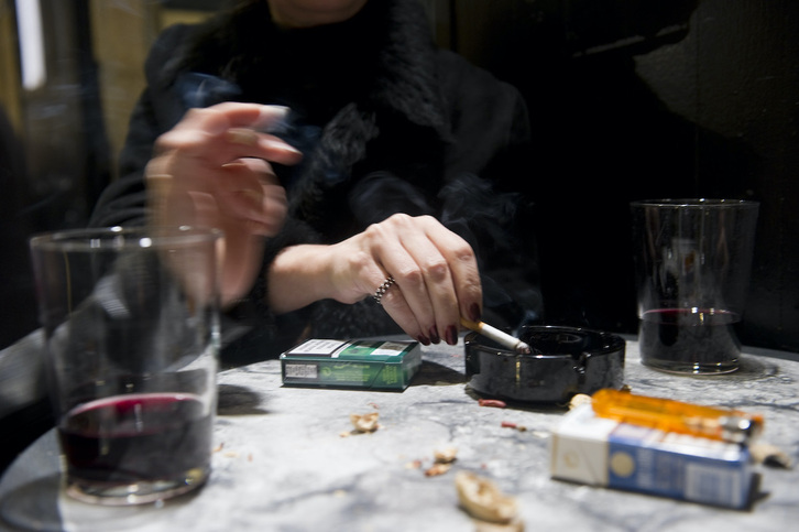 Pertsona bat erretzen, artxiboko irudi batean.