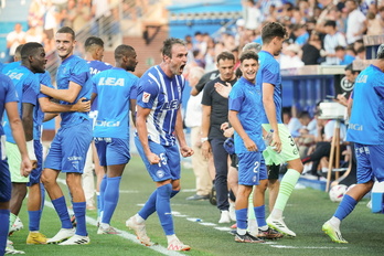 Kike Garcia, Alavesen elastikoarekin sartu zuen lehen gola ospatzen, Sevillaren aurka.