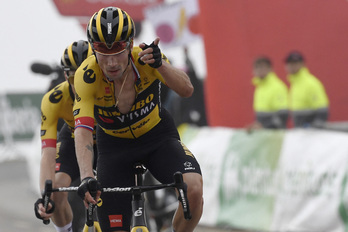 Roglic festeja su segunda viuctoria en esta Vuelta, quinta del Jumbo, por delante de Vingegaard.