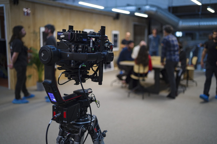 Una cámara, durante el rodaje en Bilbo en marzo pasado de ‘El autobús de la vida’, de Ibon Cormenzana.