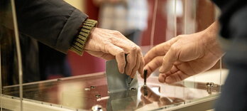 Le nombre de grands électeurs passe de 1845 à 1879 en six ans. Le taux de participation s’élevait à 99,25 % en 2017. Le vote est obligatoire pour les électeurs sénatoriaux sous peine d'une amende de 100 euros.