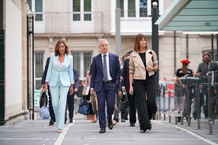 Iñigo Urkullu llega al Parlamento acompañado de Olatz Garamendi e Idoia Mendia.