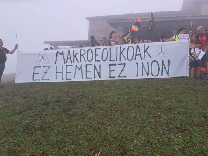 Concentración en la cima del Kolitza en contra de los proyectos de parques eólicos.