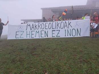 Concentración en la cima del Kolitza en contra de los proyectos de parques eólicos.