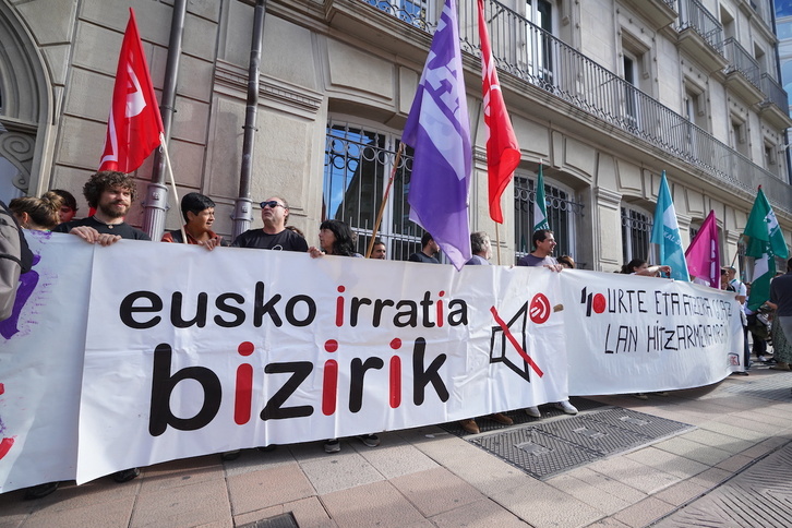 Portesta de los trabajadores de EiTB frente al Parlamento de Gasteiz.