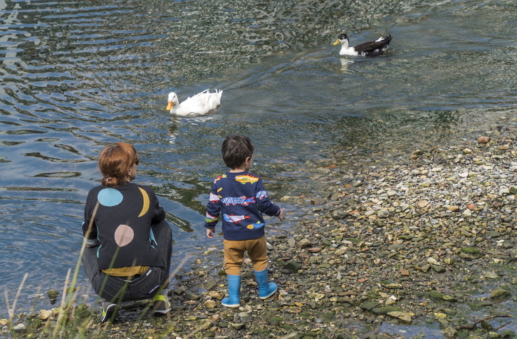 Heldu bat haur txiki batekin.