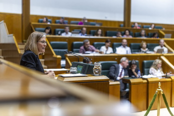 Nerea Kortajarena (EH Bildu) durante su intervención en el Pleno de Política General.