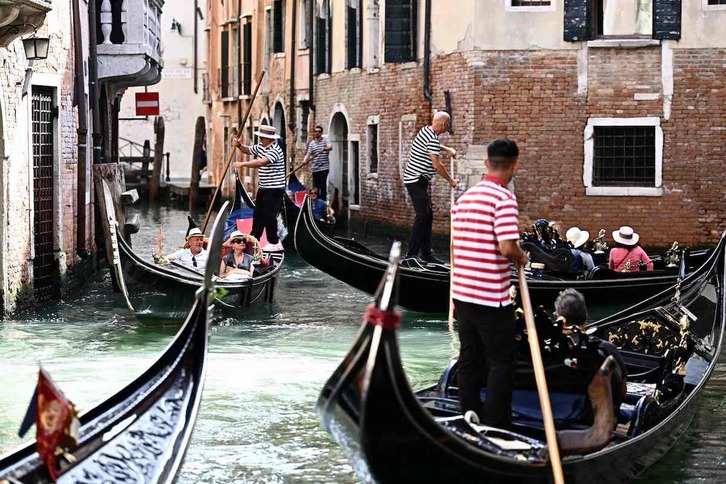 30 milioi turista igarotzen dira urtero Veneziatik.