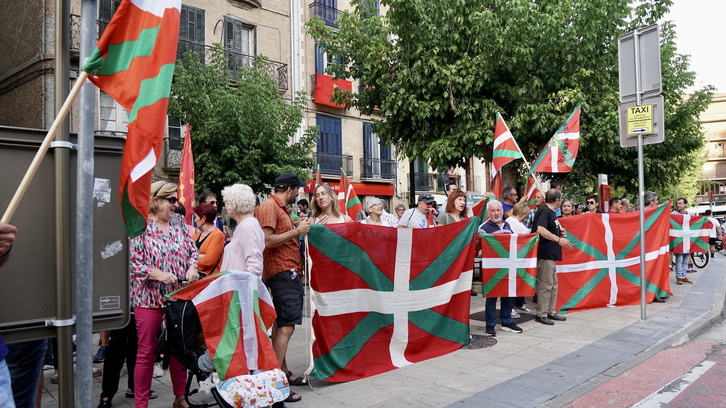 Concentración frente al Ayuntamiento de Lizarra.