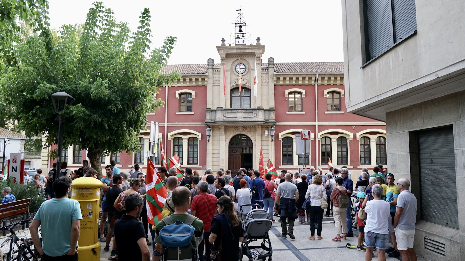 La protesta se ha desarrollado frente al Ayuntamiento de Lizarra. (Aitor KARASATORRE | FOKU)