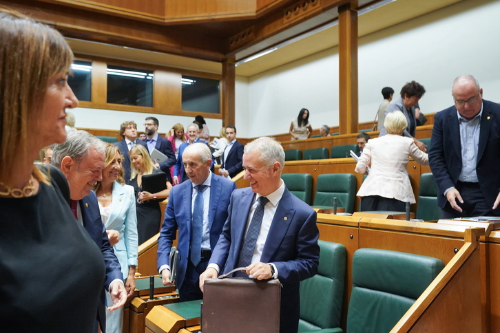 El lehendakari, Iñigo Urkullu, al levantarse la sesión tras su discurso de ayer.