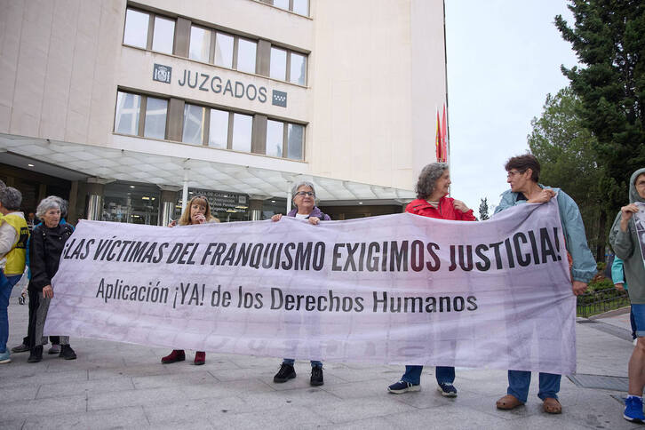 Concentración contra la impunidad ante los Juzgados de la Plaza de Castilla, en Madrid, donde ha declarado Julio Pacheco en la primera causa por torturas en el franquismo en el Estado español.
