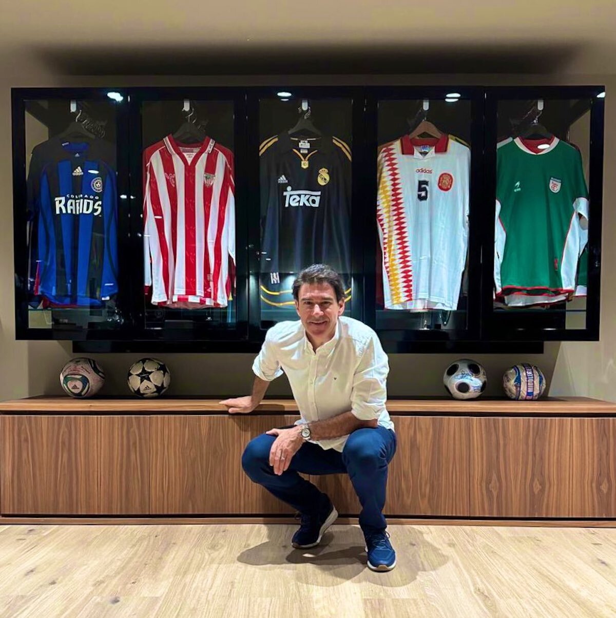 La camiseta de la selección vasca junto a la española, Karanka celebra