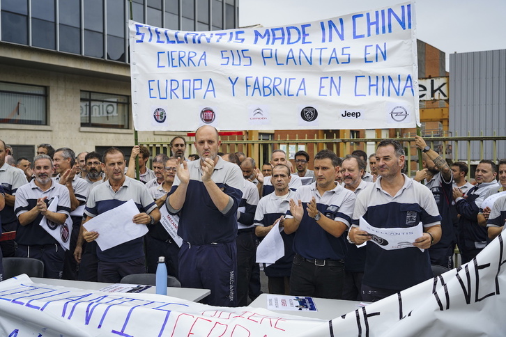 Comparecencia de los trabajadores de Mecaner a la puerta de la fábrica en Urduliz.