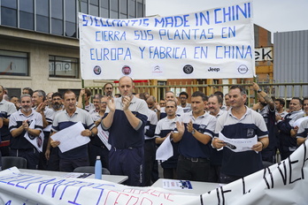 Comparecencia de los trabajadores de Mecaner a la puerta de la fábrica en Urduliz.