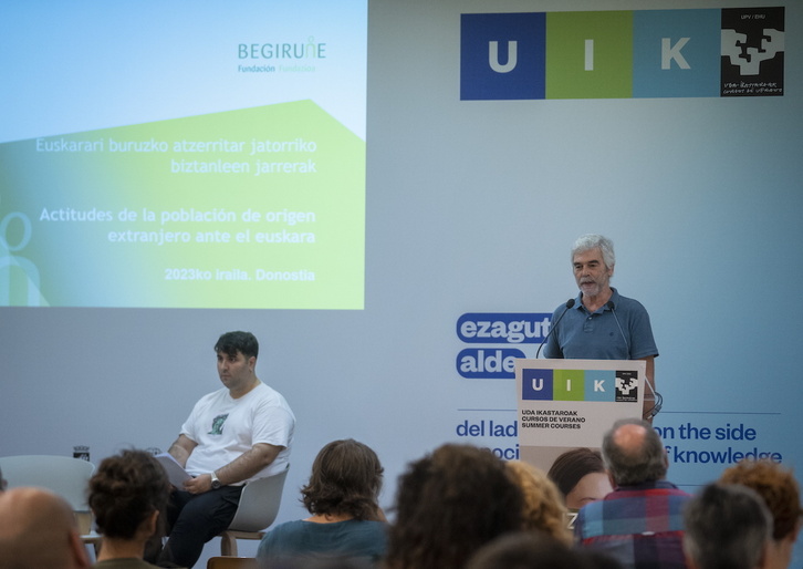 Mario Hortal (eserita) eta Pepe Oleaga (hizketan) Begiruneko kideek inkestaren emaitzen berri eman zuten.