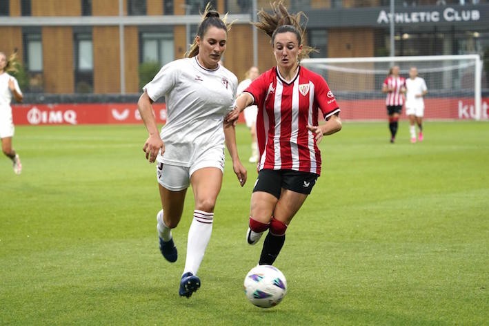 Andrea Sierra y Jone Amezaga durante el choque de Euskal Herria Kopa que enfrentó a Athletic y Eibar en agosto. Athletic Club