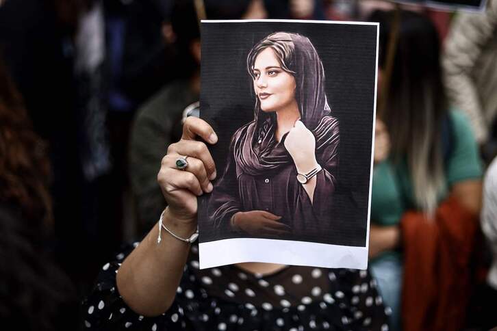 Retrato de la joven Mahsa Amini, símbolo del movimiento «Mujer, Vida, Libertad», en una manifestación en Bruselas.