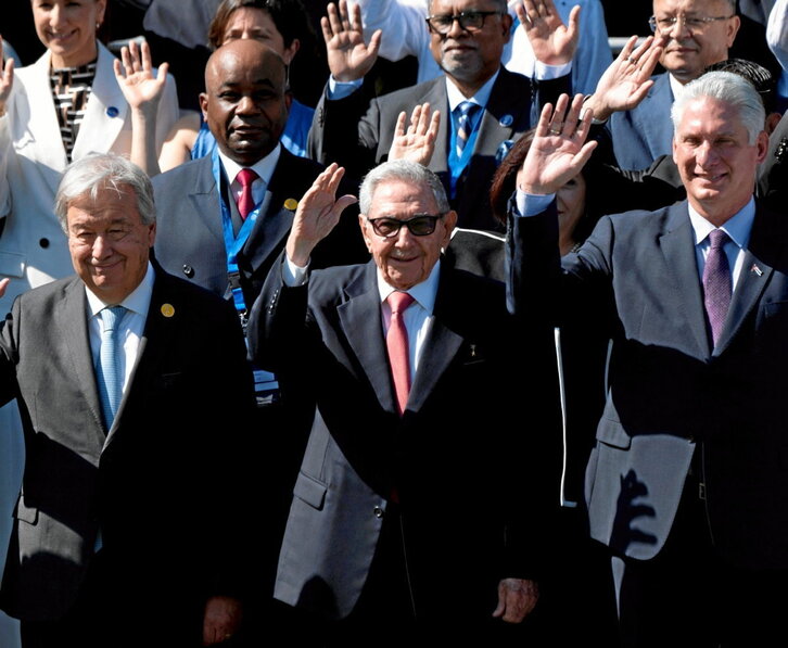 António Guterres, Raúl Castro y Miguel Díaz-Canel posan con el resto de participantes.