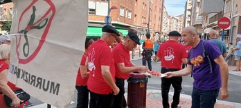 Berri-Otxoak ha repartido 1.500 pintxos de chorizo en las fiestas de Rontegi. 