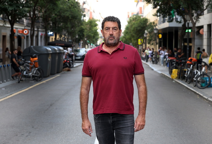 Daniel Calparsoro posa en las calles de Madrid.