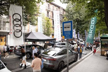 La Gran Vía de Bilbo, convertida en gran expositor de vehículos. 