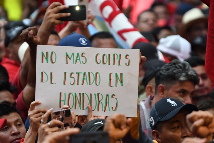 Simpatizantes de la presidenta hondureña Xiomara Castro protestan frente al Congreso, dominado por la oposición, para exigir el nombramiento de un nuevo fiscal general.