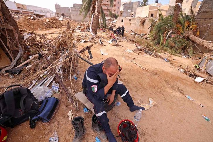 Un miembro de los equipos argelinos de rescate, en la zona devastada por el ciclón Daniel.  