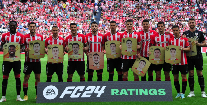 Los jugadores del Athletic posaron con las cartas de puntuación del juego antes del partido ante el Cádiz.