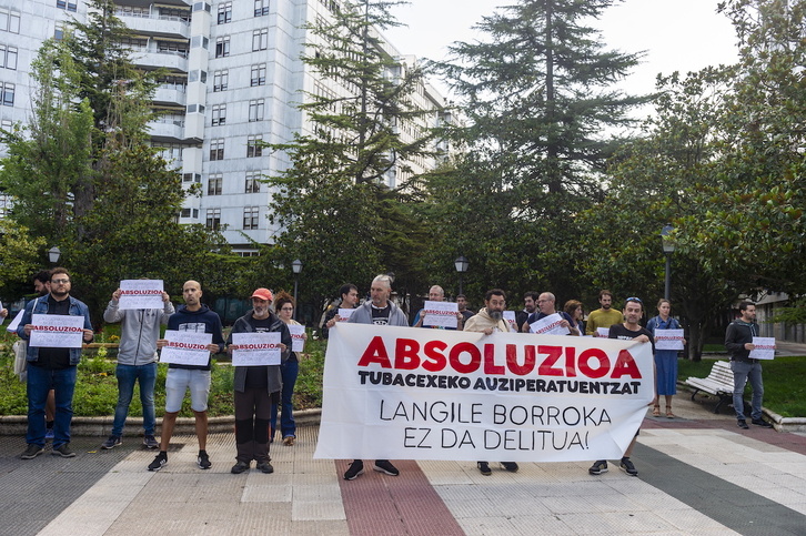 Concentración de los trabajadores de Tubacex y vecinos de Aiaraldea frente a los juzgados de Gasteiz.