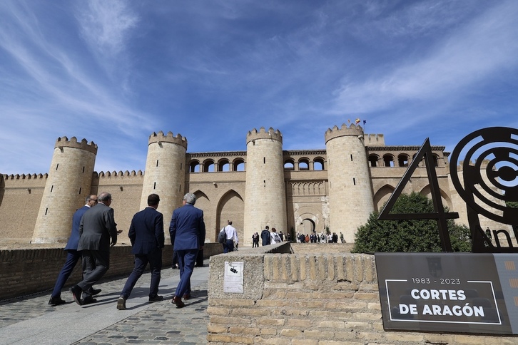 Palacio de la Aljafería de Zaragoza, sede de las Cortes de Aragón, donde está vetado el uso del aragonés.