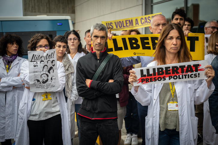 Roger Español, en el centro, durante una concentración de sanitarios contra la visita del presidente español, Pedro Sánchez, al hospital Sant Pau de Barcelona.