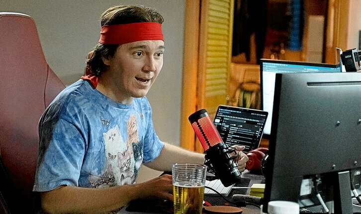 Paul Dano es Keith Gill, líder involuntario y amante de los gatitos en  la película “Golpe a Wall Street”, que está recibiendo buenas críticas.