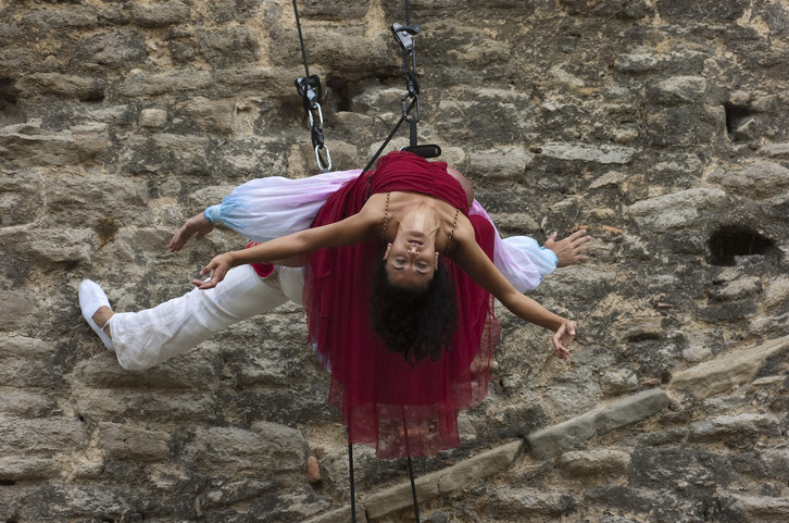 Dantza bertikalaren erakustaldiia, artxiboko irudian.