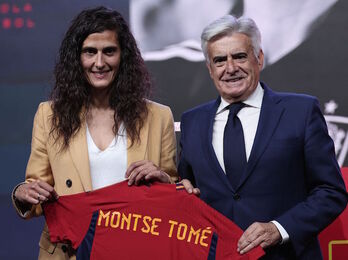 Montse Tomé junto a Pedro Rocha en su presentación oficial como seleccionadora española.