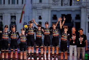 Los ocho corredores del Jumbo, en el podio de la Vuelta como mejor equipo con su maillot conmemorativo por las tres grandes.