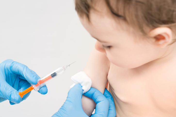 La vacuna se establece para menores de 12 meses con alto riesgo o bebés sanos en ciertas circunstancias.